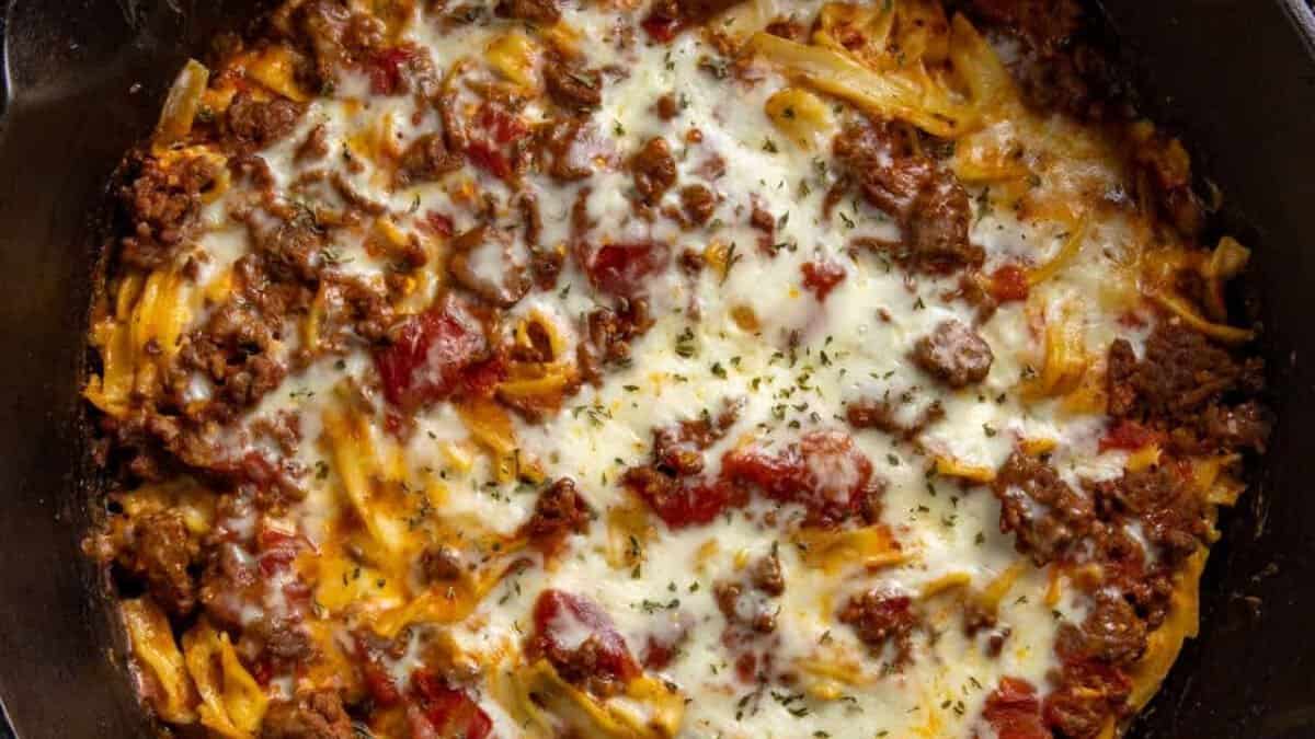 Casserole de nouilles à la crème aigre.