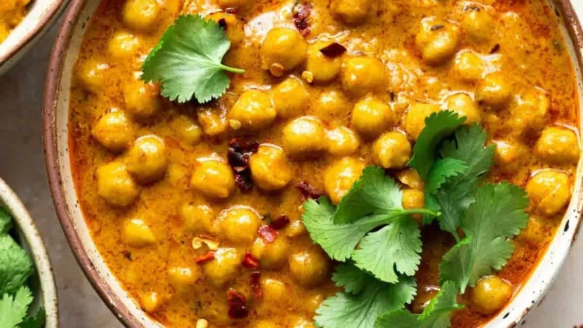 Un bol de Curry de Pois Chiches et Coco à l'Autocuiseur.