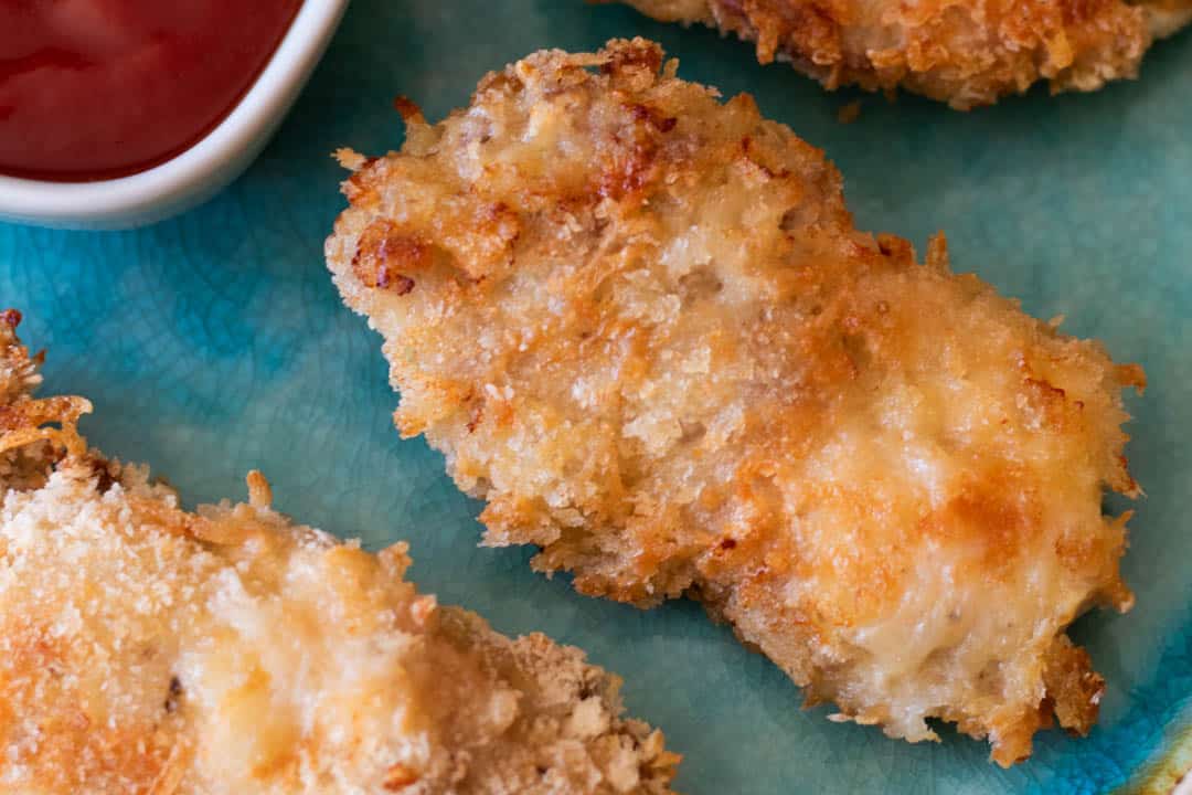Poulet cuit au four avec croûte de parmesan.