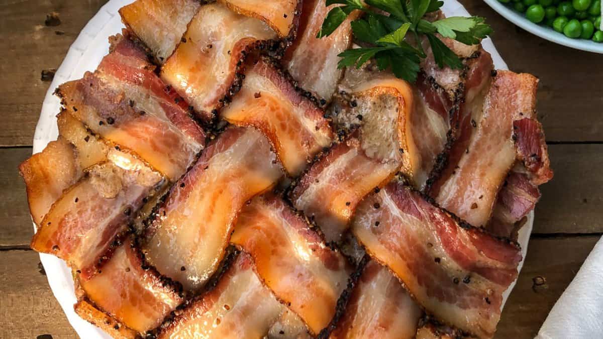 Pain de viande au bacon et poivre en cocotte.