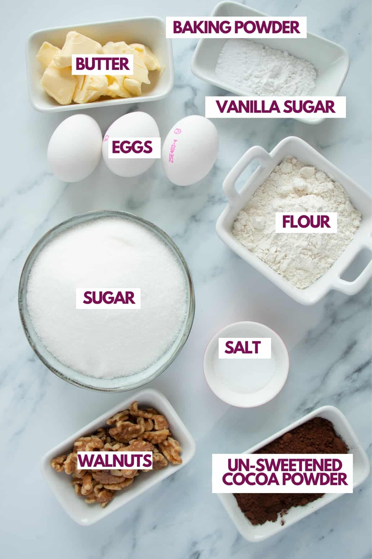 Ingrédients nécessaires pour préparer des brownies aux noix, y compris du beurre, du sucre, de la farine, de la poudre de cacao et des noix.