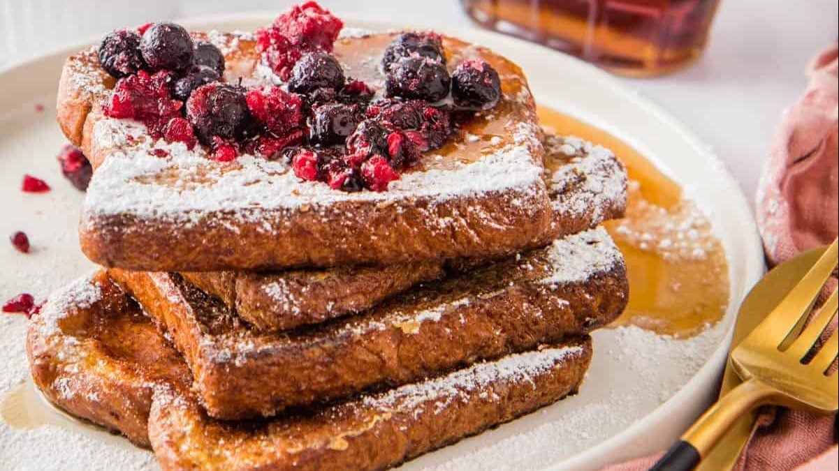 Une pile de pain perdu