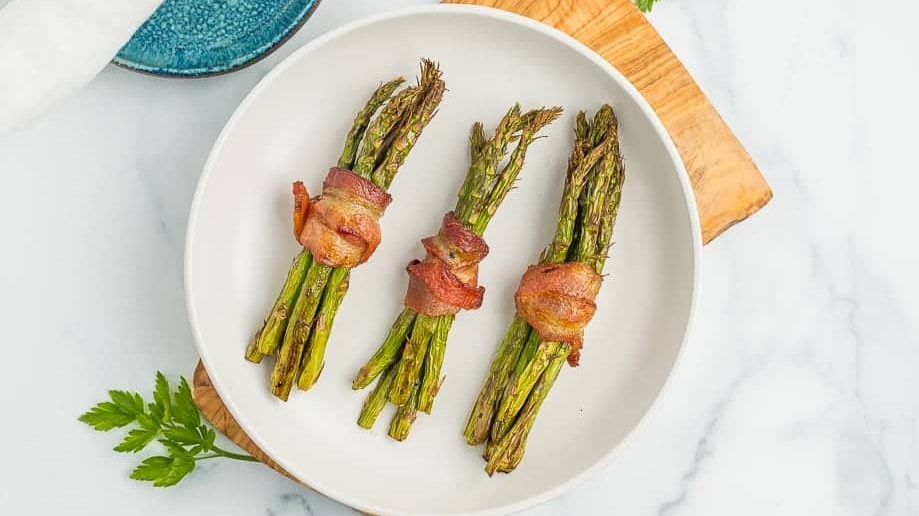 Asperges enveloppées de bacon.