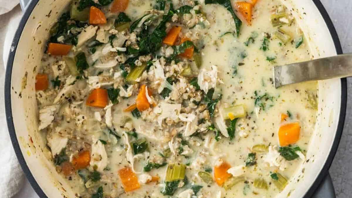 Soupe crémeuse de poulet et d'orge.