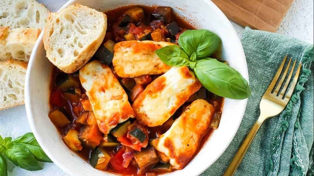 Halloumi et ratatouille dans un bol.