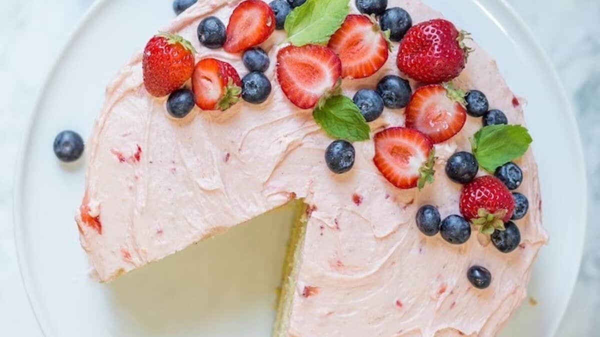 Gâteau au Lait de Buttermilk avec Glaçage à la Crème de Fraise.