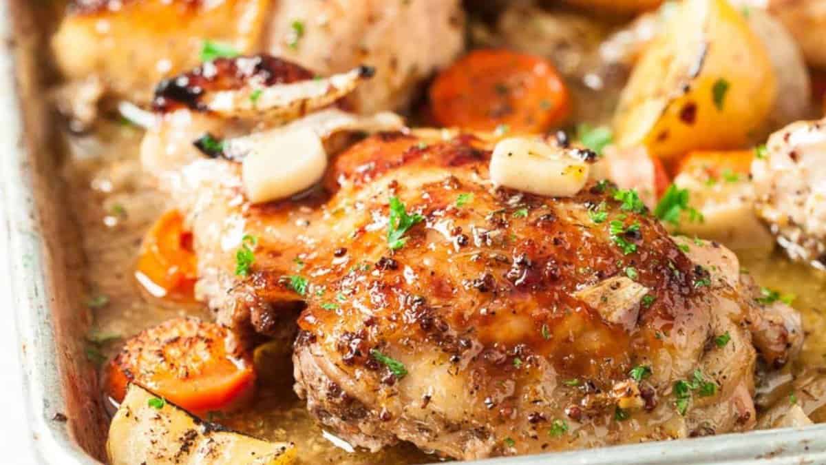 Poulet rôti avec pommes de terre sur plaque.