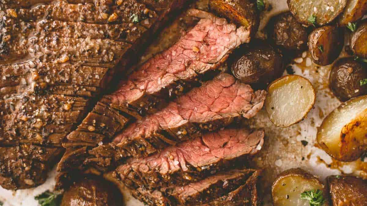 Steak et pommes de terre sur plaque.