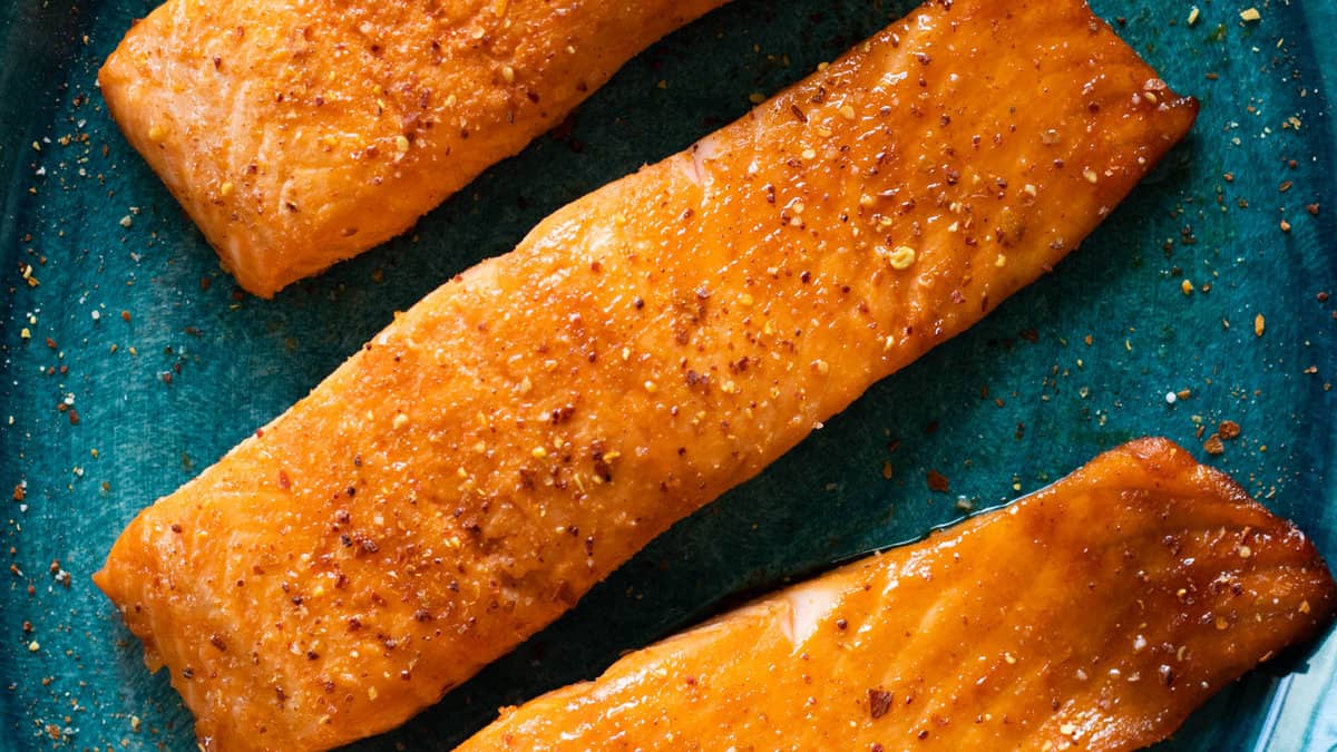 Saumon Firecracker sur une assiette turquoise.