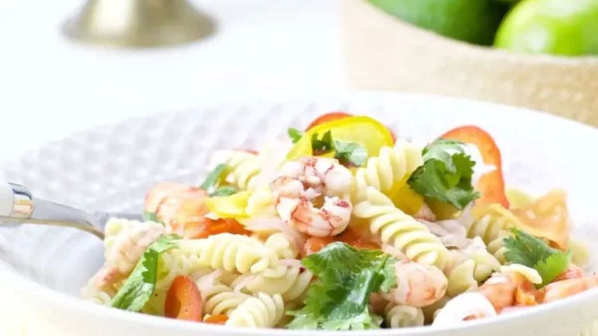 Salade de pâtes ceviche aux crevettes.
