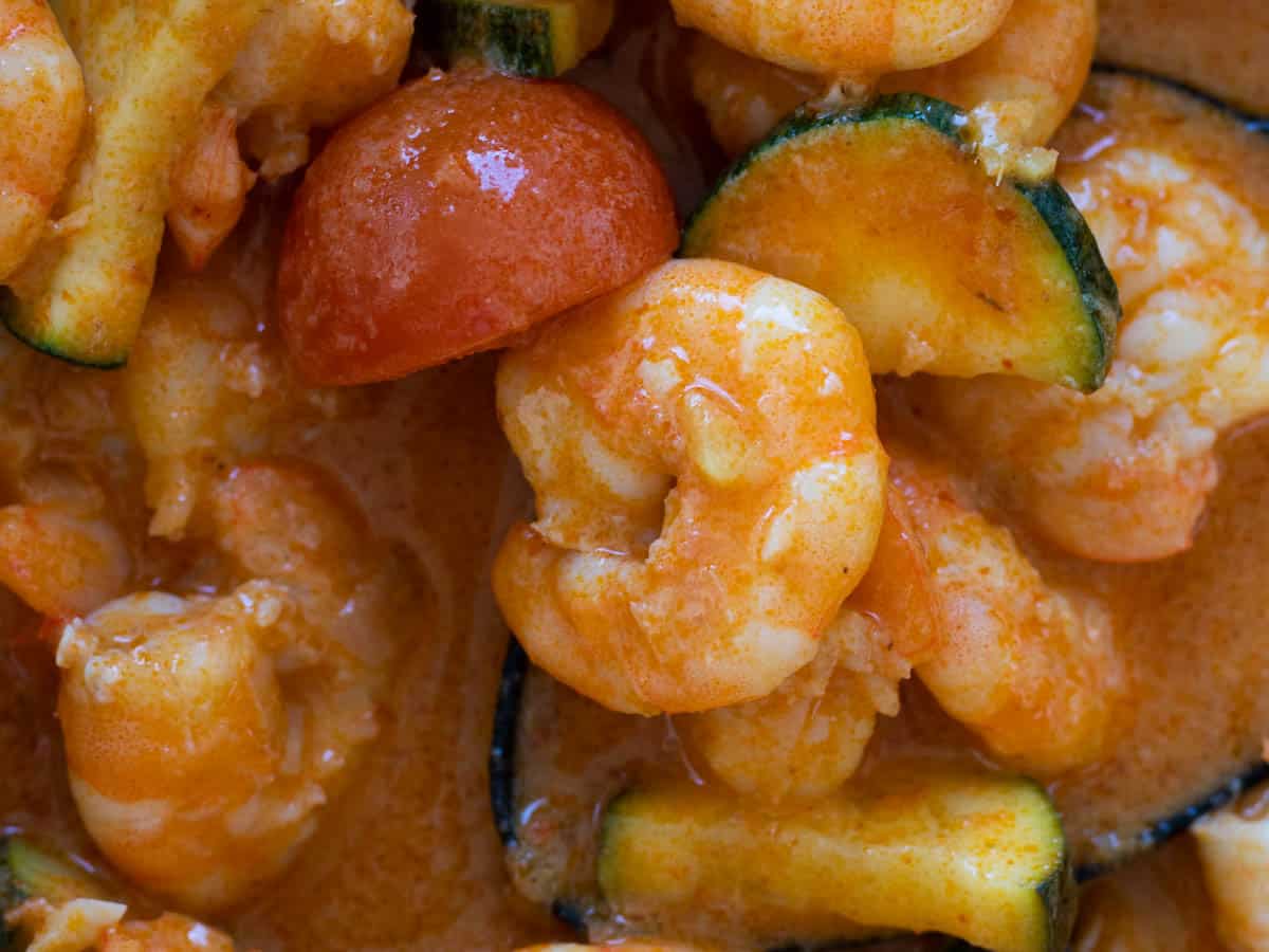 Curry de crevettes dans une poêle.