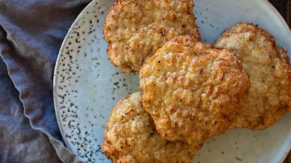 Une pile de galettes de poulet.
