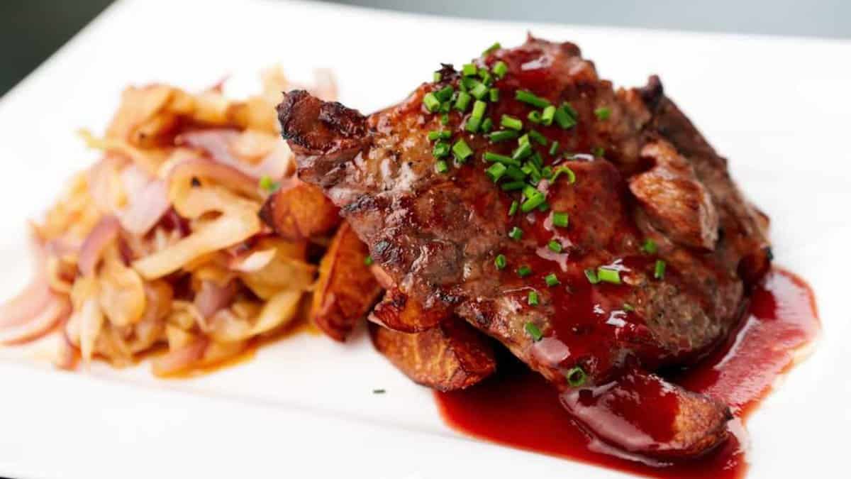 Côtelettes de porc dans une sauce tomate.