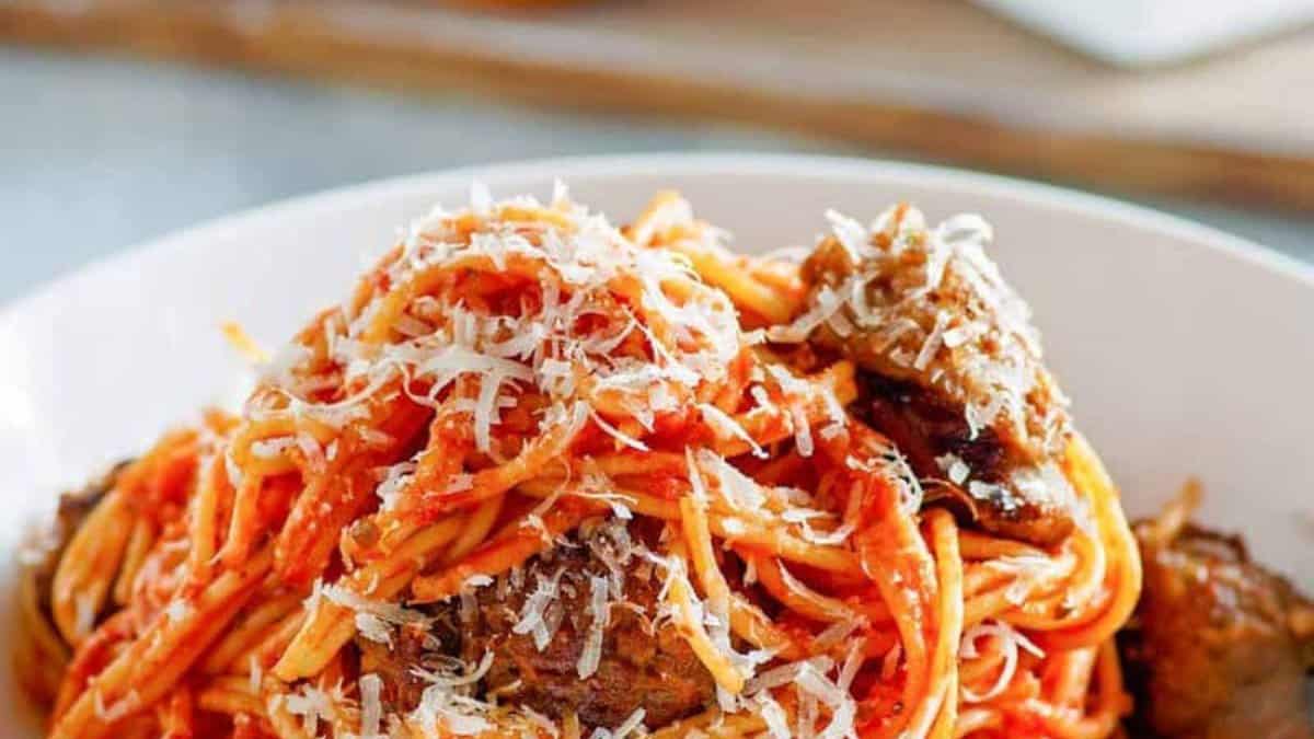 Spaghetti et Saucisse à l'Autocuiseur dans un bol.