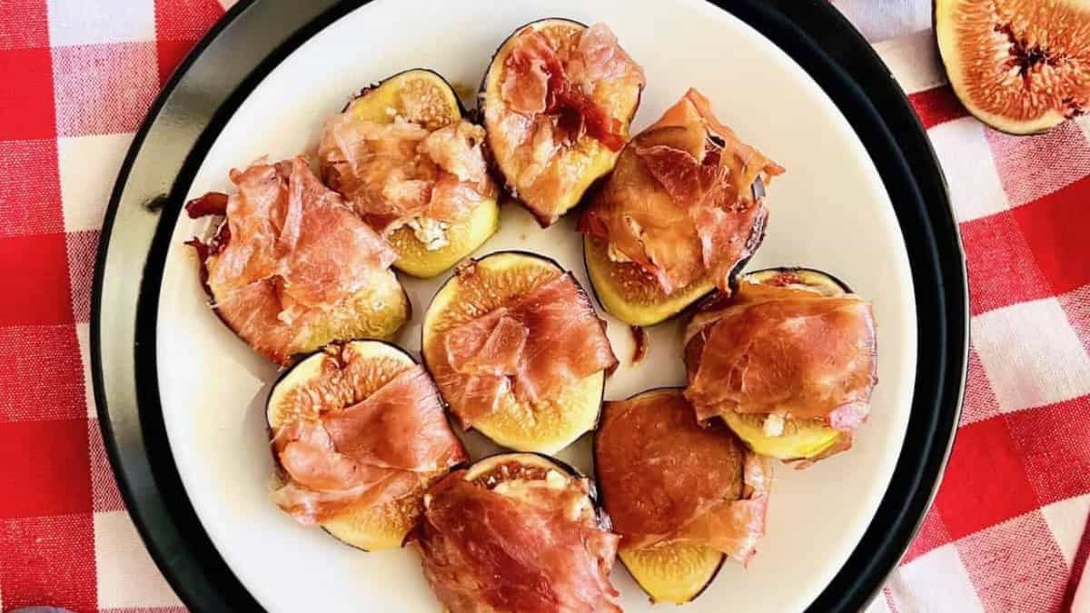 Figs enroulés de prosciutto.