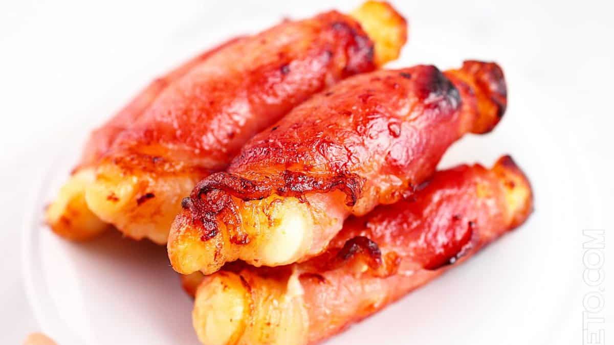 Fromage halloumi enroulé de bacon.