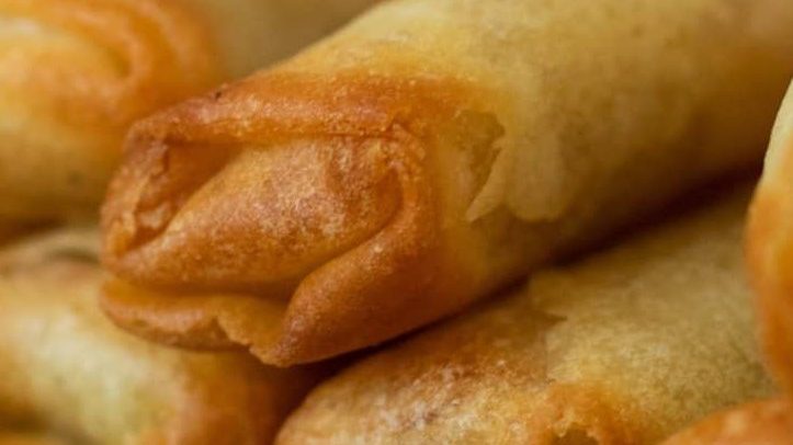 une pile de rouleaux de printemps.