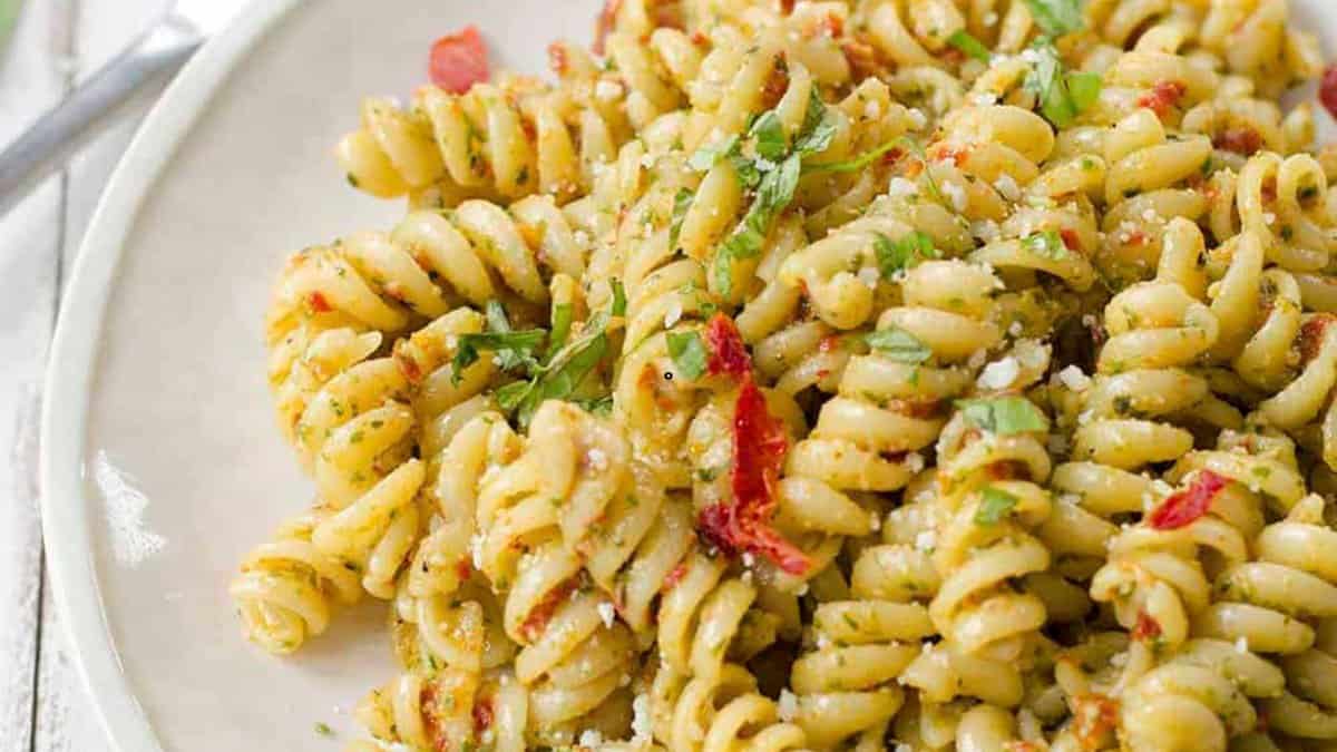 Pâtes au pesto de tomates séchées.