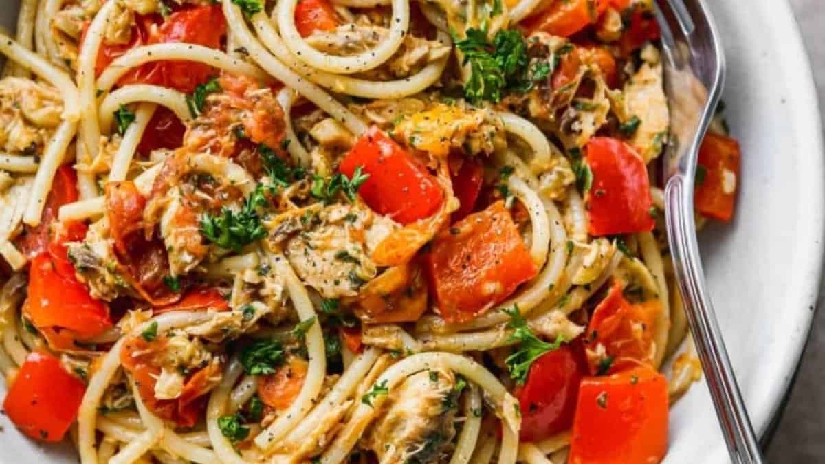 Pâtes Méditerranéennes au Maquereau en Boîte.