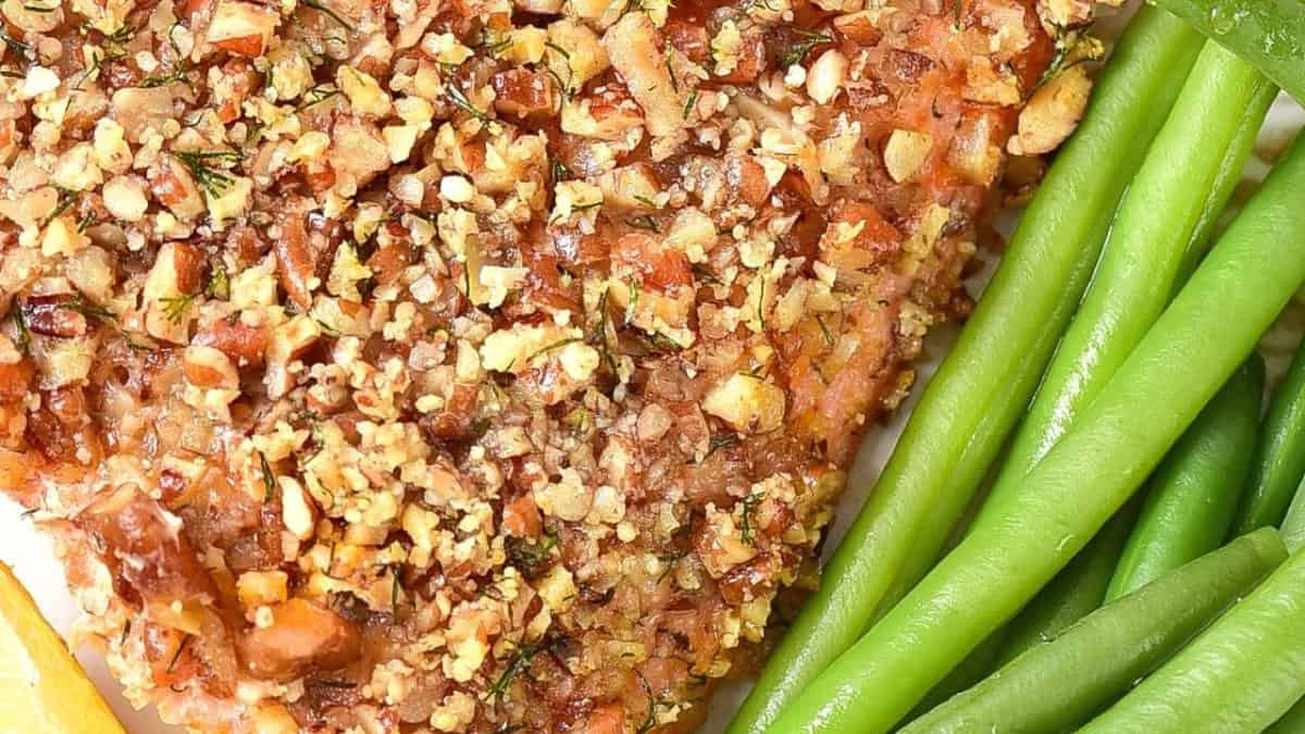 Saumon Croûté aux Amandes avec des haricots verts.