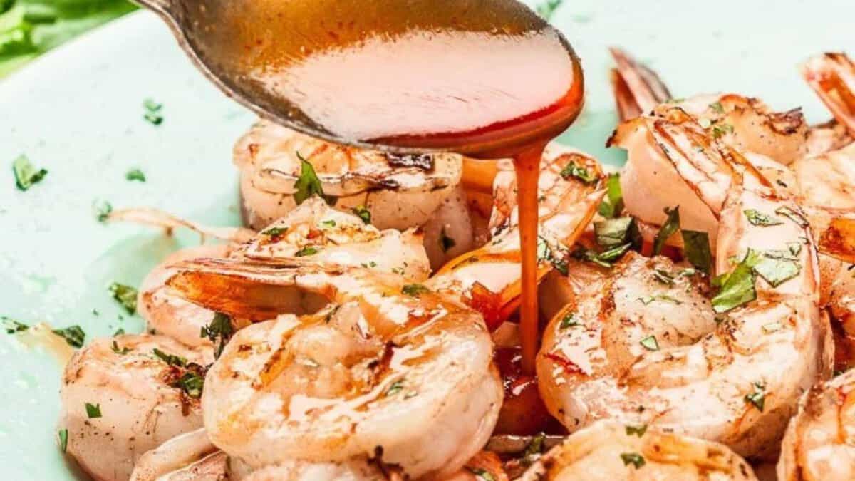 Crevettes grillées asiatiques épicées et beurrées avec sauce.