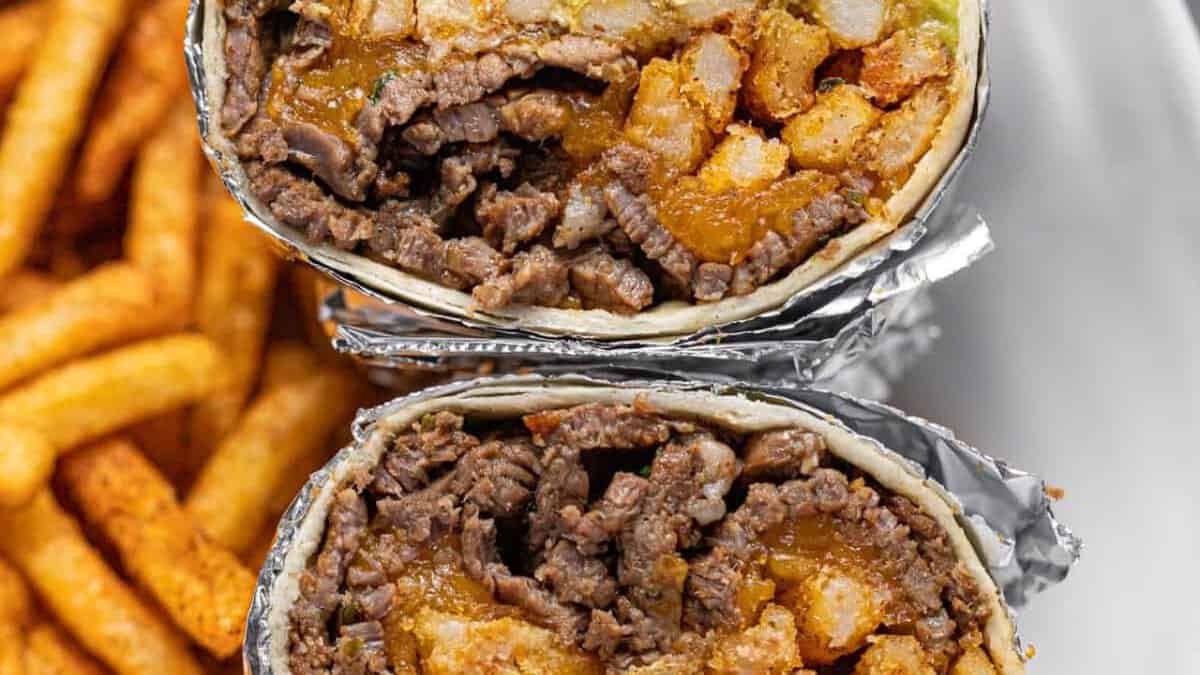 Burrito californien avec des frites.