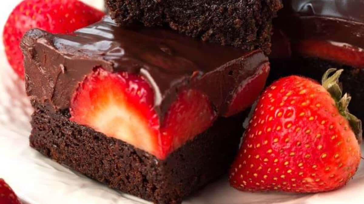 Brownies aux Fraises Recouverts de Chocolat.