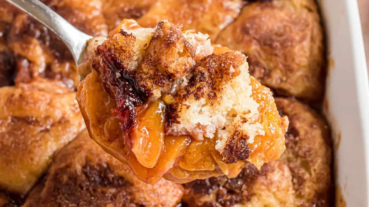 Cobbler de pêches fait maison.