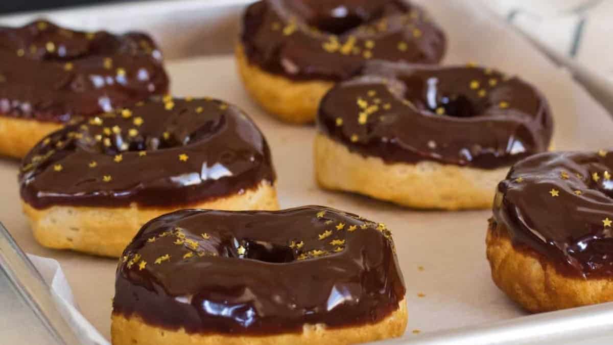 Donuts glacés au chocolat.