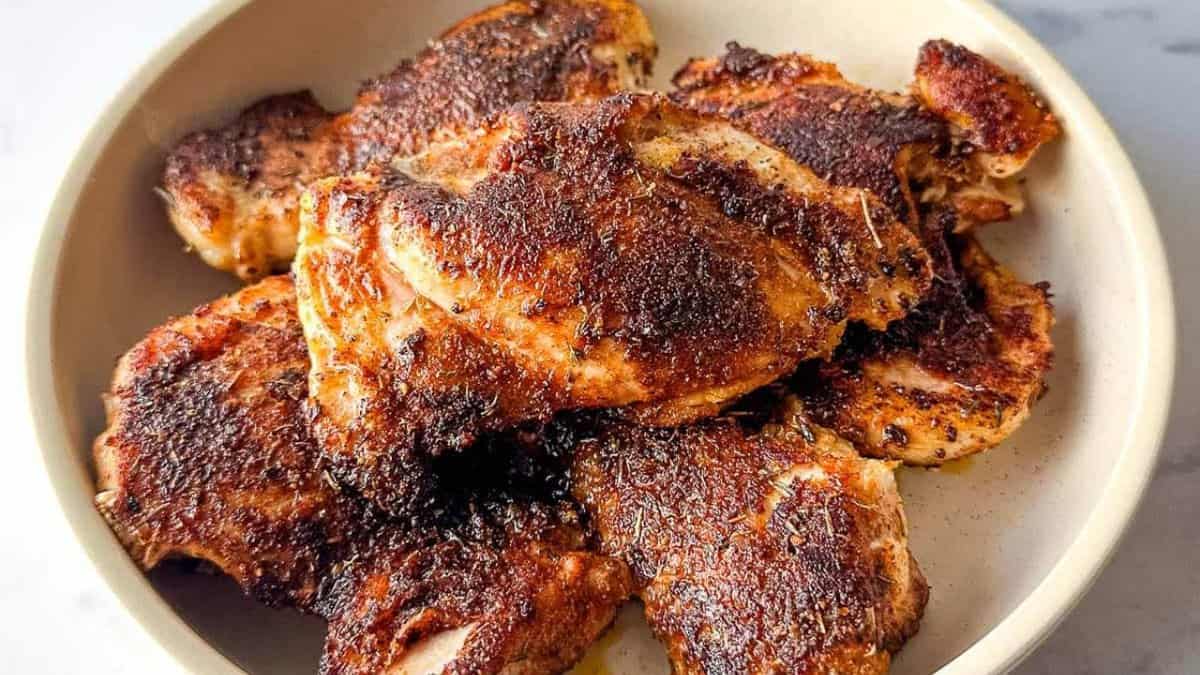 Cuisses de poulet noircies.