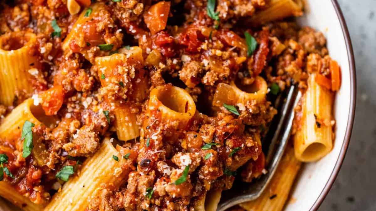 Rigatoni à la bolognaise.