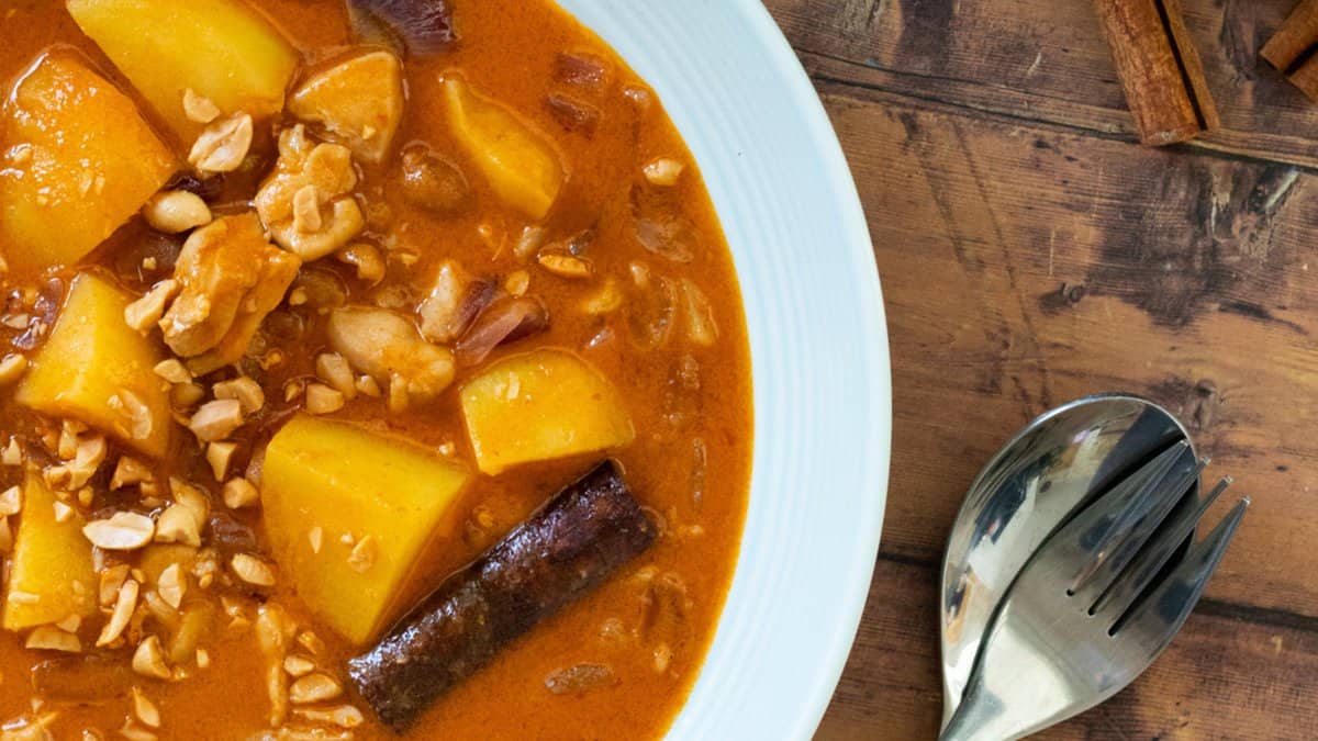 Un bol de curry de poulet massaman.