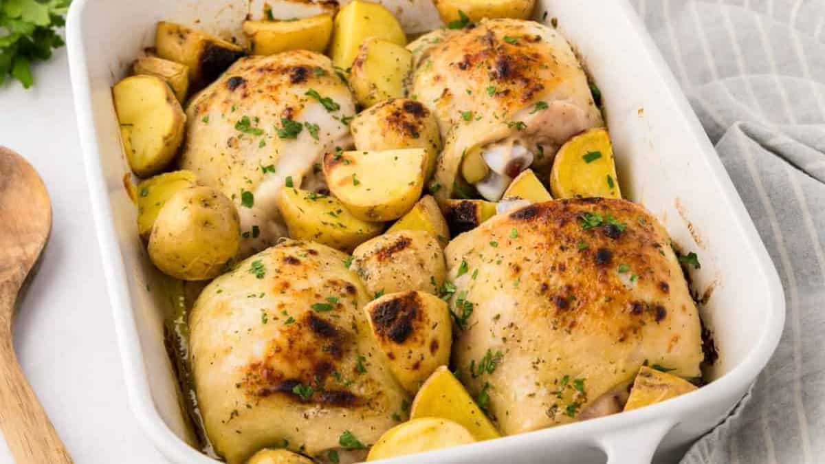Poulet et pommes de terre au four.