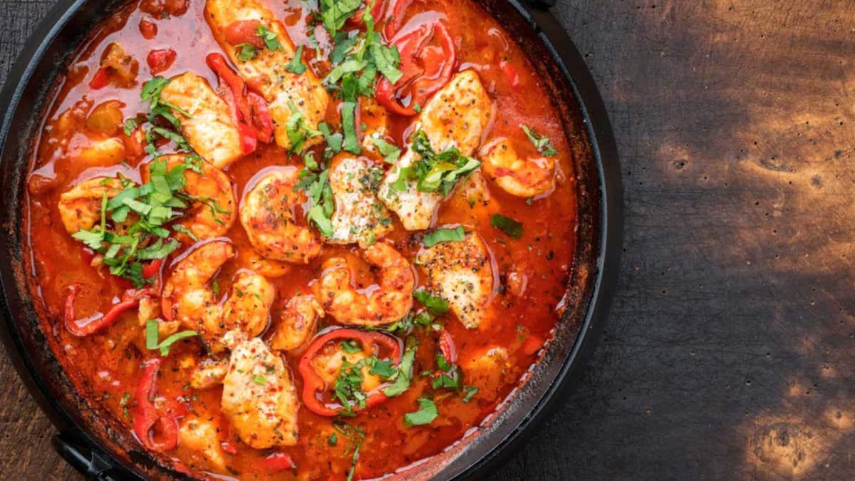 Bouillon créole traditionnel avec poisson et fruits de mer en pot.