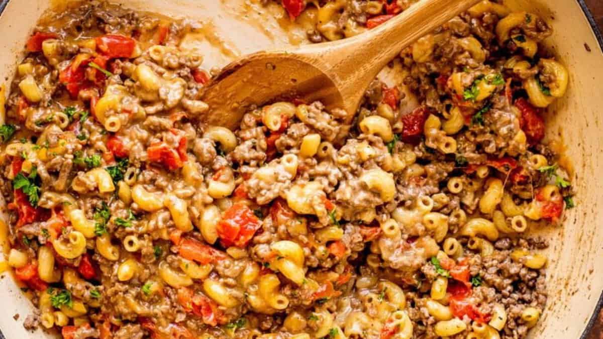 Macaroni au cheeseburger dans une cocotte.