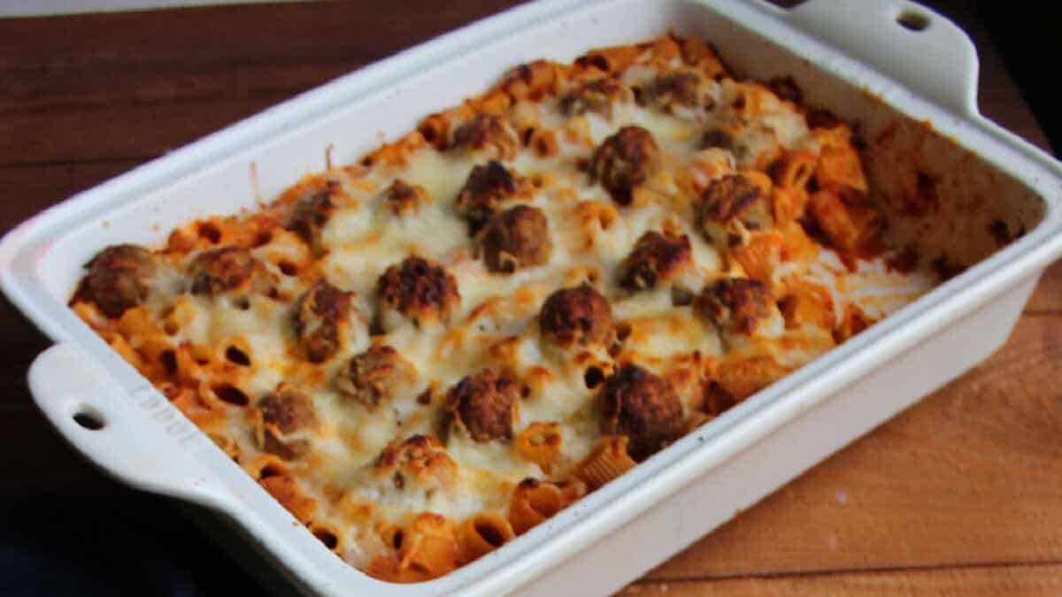Casserole de rigatoni et boulettes de viande.