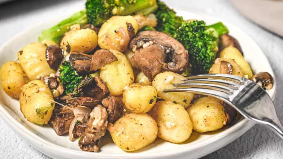 Gnocchis rôtis avec champignons et brocoli.