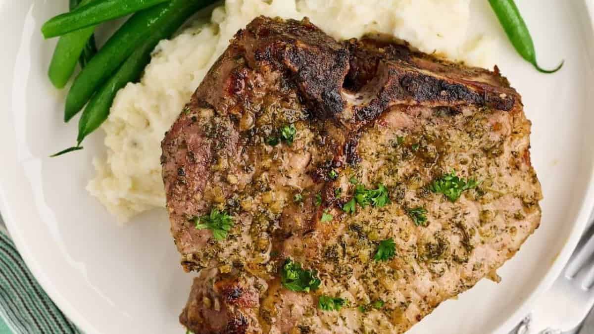 Côtelettes de porc au four avec ranch.