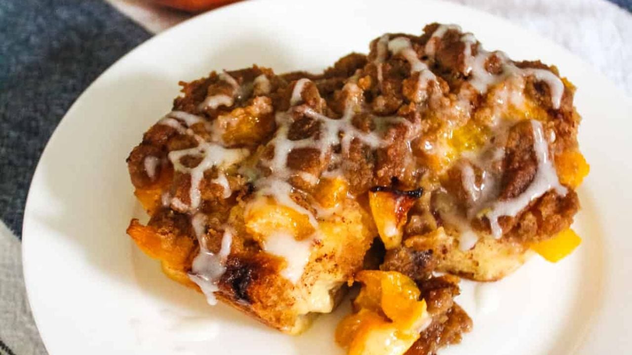 Roulés à la cannelle au cobbler aux pêches.