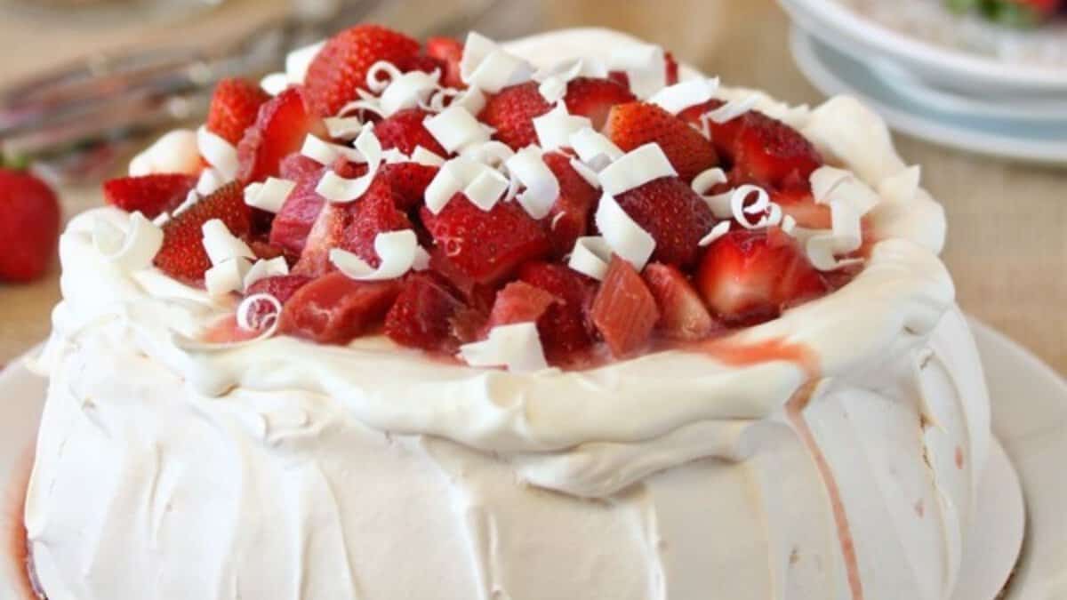 PAVLOVA AUX FRAISES ET À LA RHUBARBE.