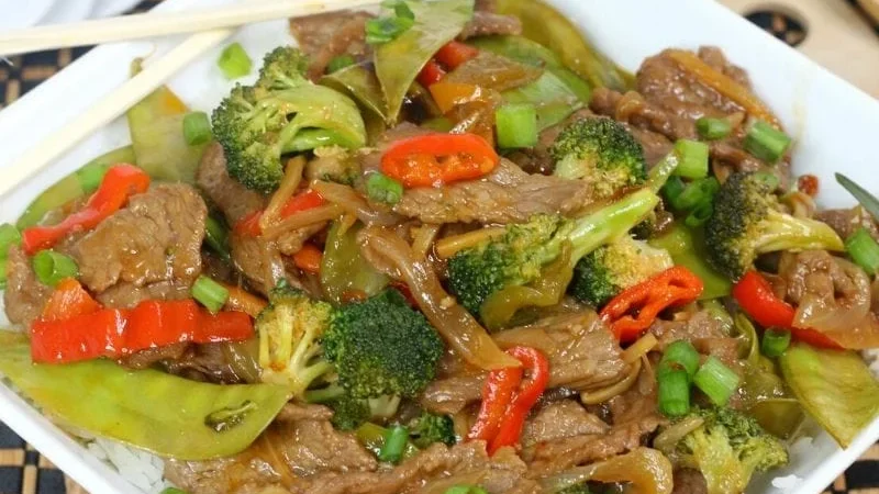 Une portion de sauté de boeuf.