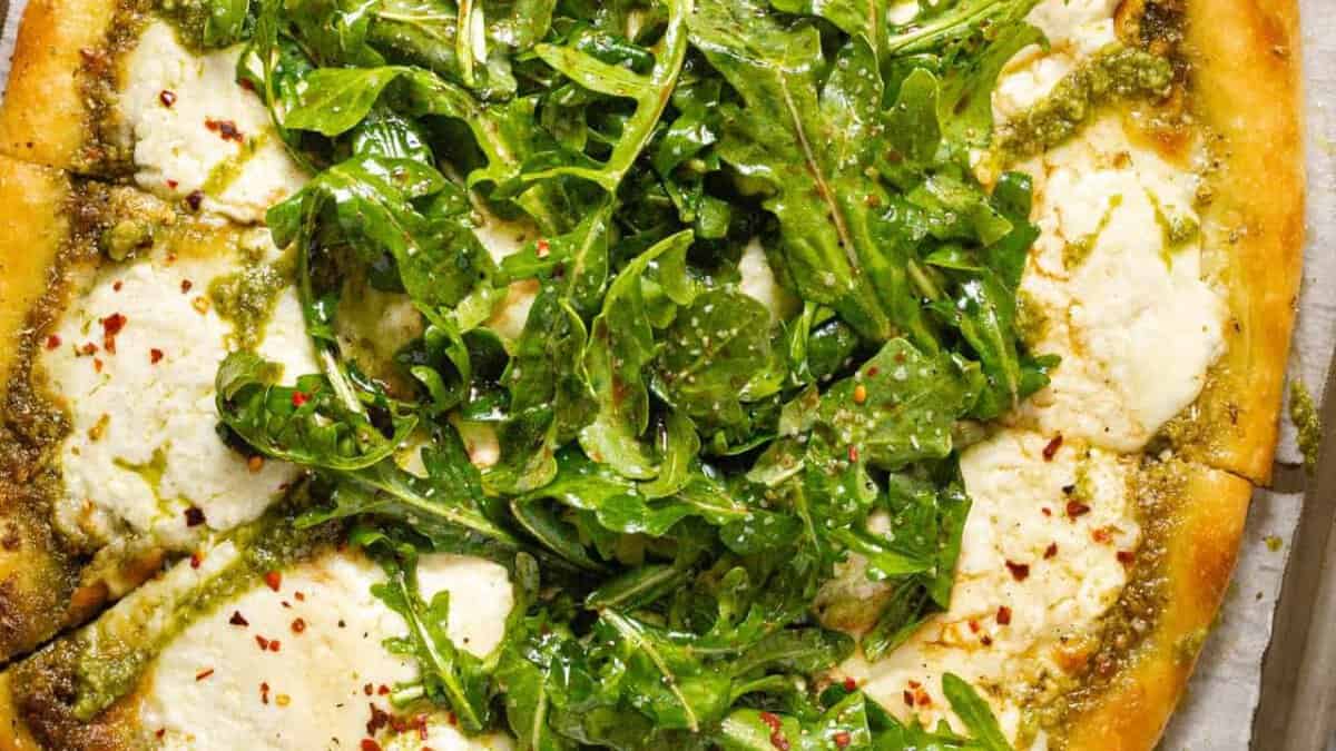 Pizza burrata garnie de roquette
