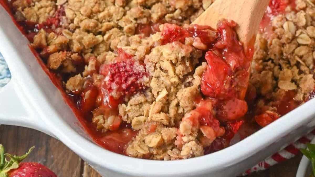 Croustillant de Fraises et Rhubarbe aux Noix de Pécan.