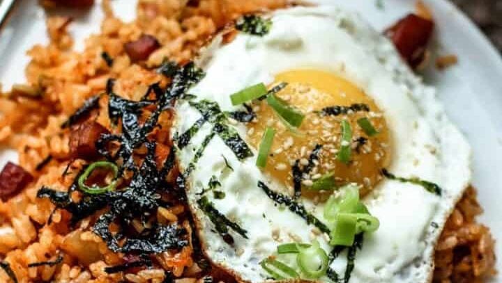 Une assiette de riz frit au kimchi.