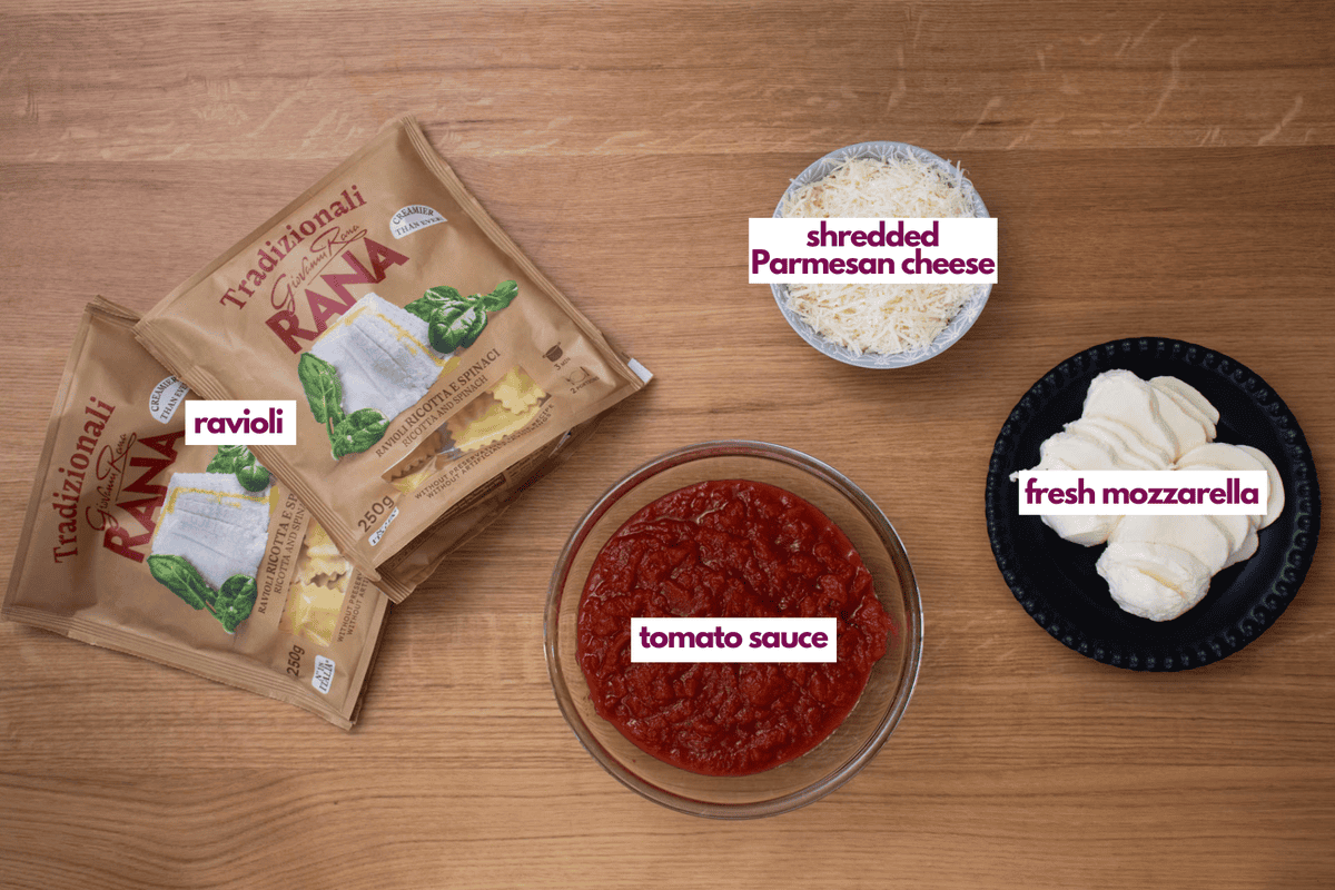 Ingrédients nécessaires pour préparer une lasagne paresseuse, y compris des raviolis, de la sauce tomate, du fromage parmesan râpé et du fromage mozzarella frais.