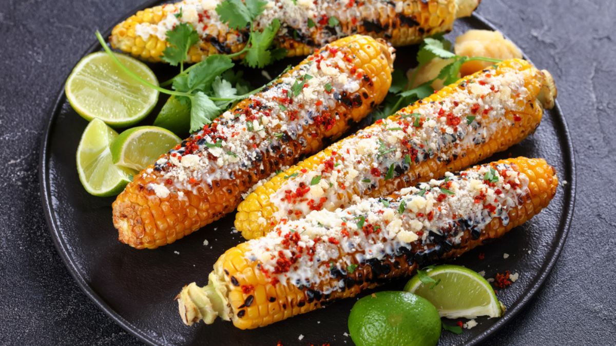 Elote sur une assiette.