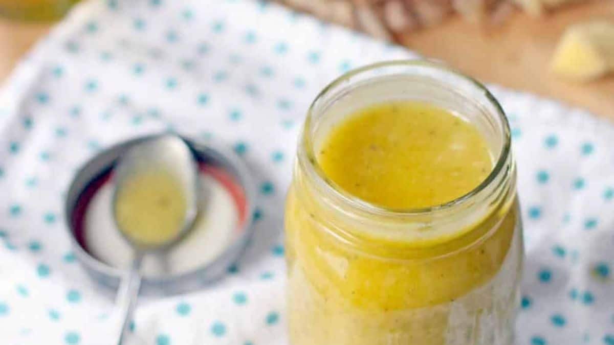 Un pot de marinade ou vinaigrette au miel et au gingembre.