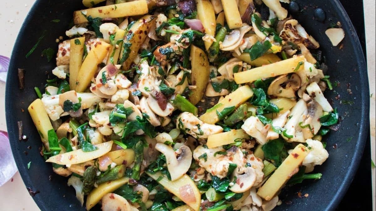 Une poêle avec un sauté de pommes de terre.