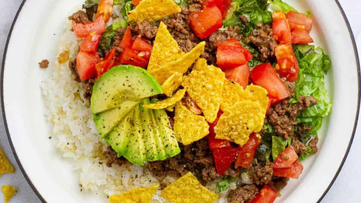 Un bol de riz tacos avec garnitures.