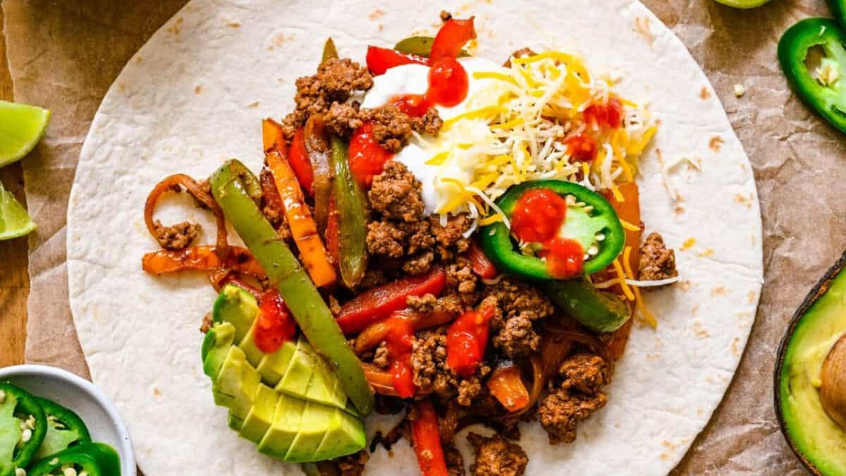 Fajitas au bœuf haché servies sur une tortilla.